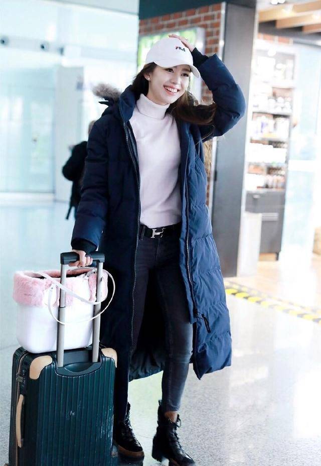 李宇春|吉娜“乳白”内搭配羽绒服，简单好看，李宇春为个性穿“断臂装”