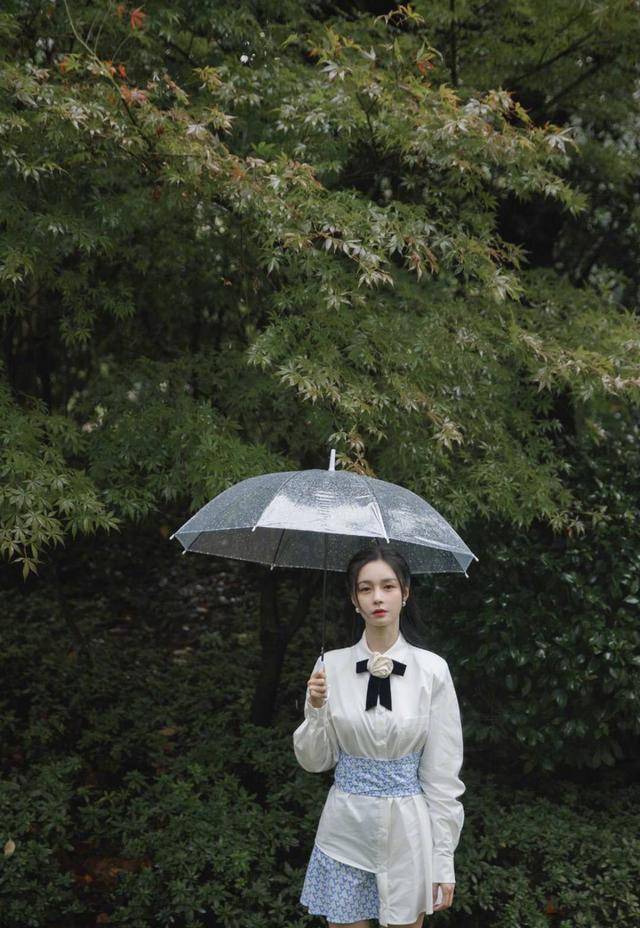 沈梦辰|金鹰奖宋茜穿的礼服不算啥！万茜连衣裙显肚腩，沈梦辰造型太随意