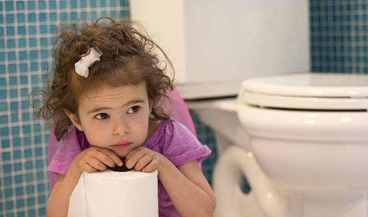 进行|孩子在幼儿园不上厕所，妈妈看到娃脱下的裤子：后悔这样教育孩子