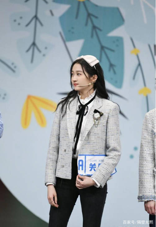 黑色|关晓彤真是行走的衣架子，穿啥都好看，跟鹿晗同框越看越登对