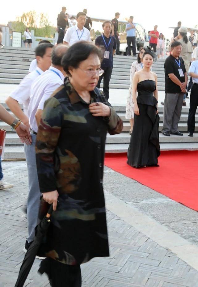 斯琴高娃|斯琴高娃71岁慈祥可亲，路人镜头下更像“邻家奶奶”，好温柔