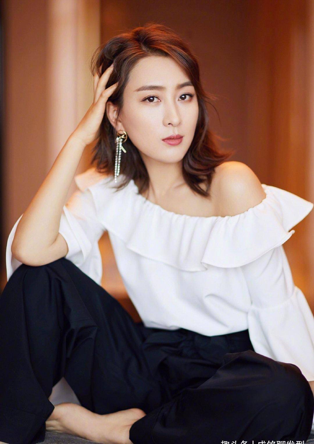 设计|马苏晒海边美照，红色碎花连衣裙甜美又显身材，黑直发更有女人味