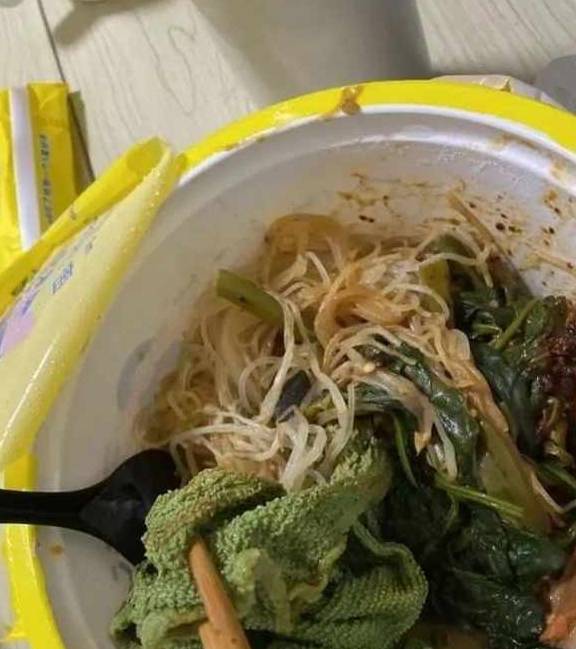 米粉第一次吃了两三口 7b0609cb02044e8aaee5ddfcac01fbd6.jpeg