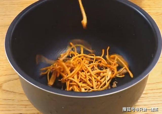 鸡汤|懒人香菇焖鸡：一个电饭煲就搞定，不用一滴油和水，出锅鲜香嫩滑