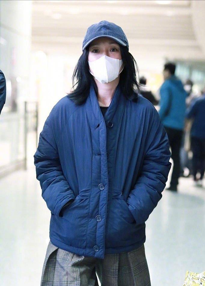 设计|陈坤现身机场，穿大棉袄一半长一半短，脖子的大翡翠绝对不便宜