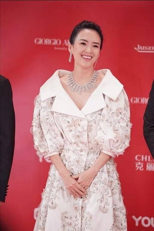 国际|章子怡真的太瘦了,42岁穿宫廷风刺绣裙空空荡荡,不过国际范还是惊艳