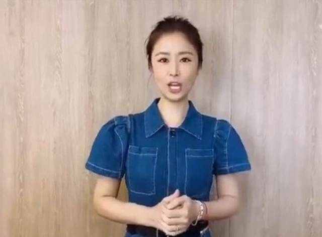 后林|夫妻吵架后林心如现身！穿牛仔连体衣秀时髦，一抬手显示婚姻状态
