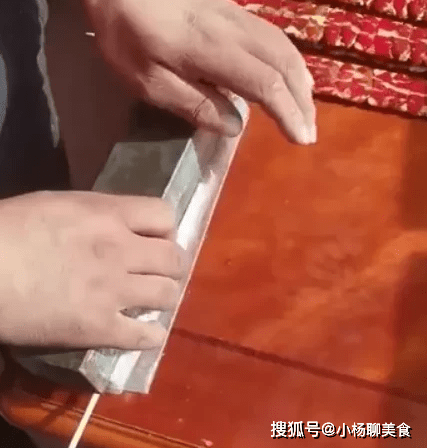 买点|压扁的冰糖葫芦，是不是脚踩的？看到制作过程，网友：下次多买点
