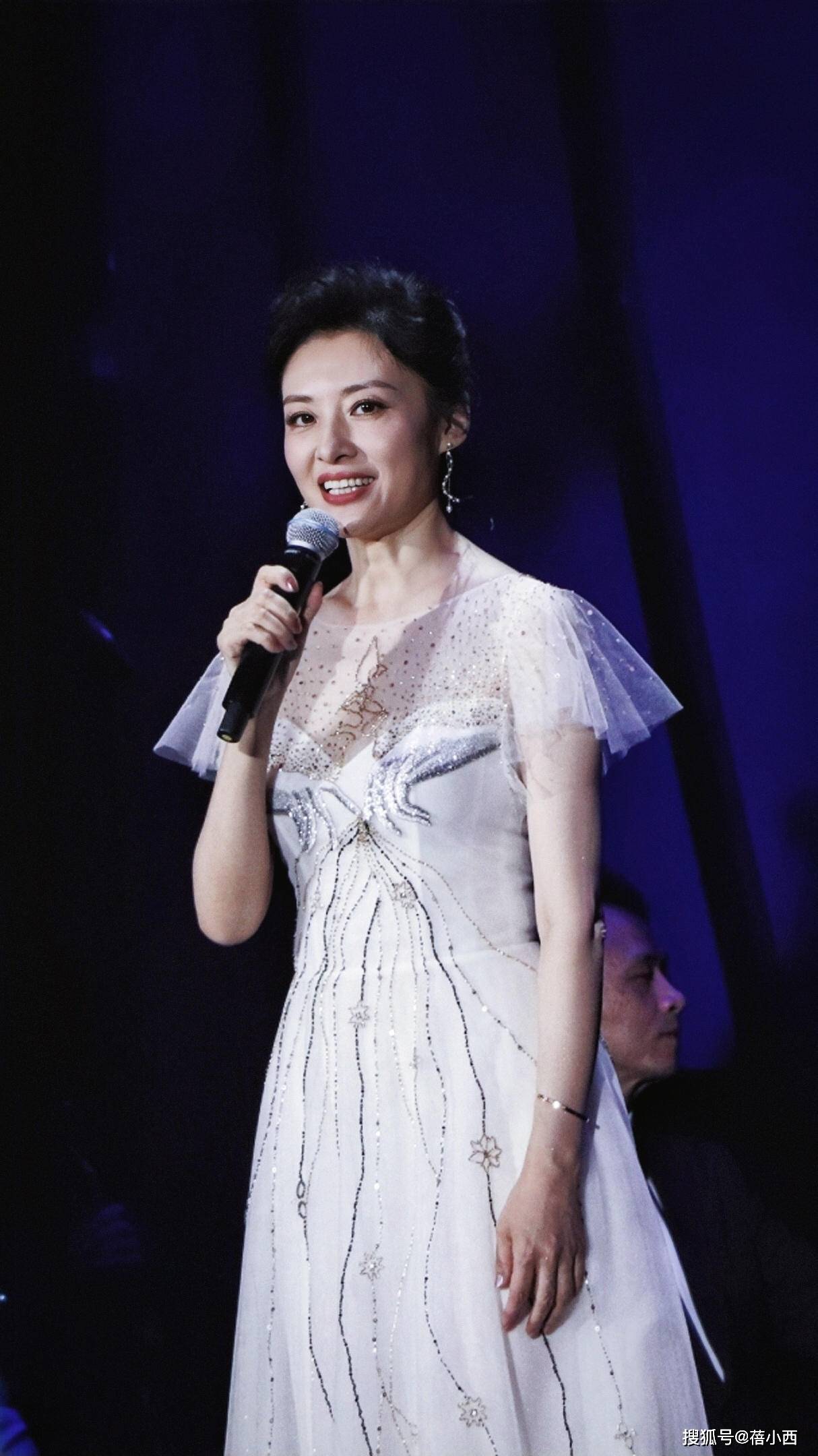 身材|原来周涛这么“飒”，穿黑色西装套装跟平常完全不一样，又酷又美