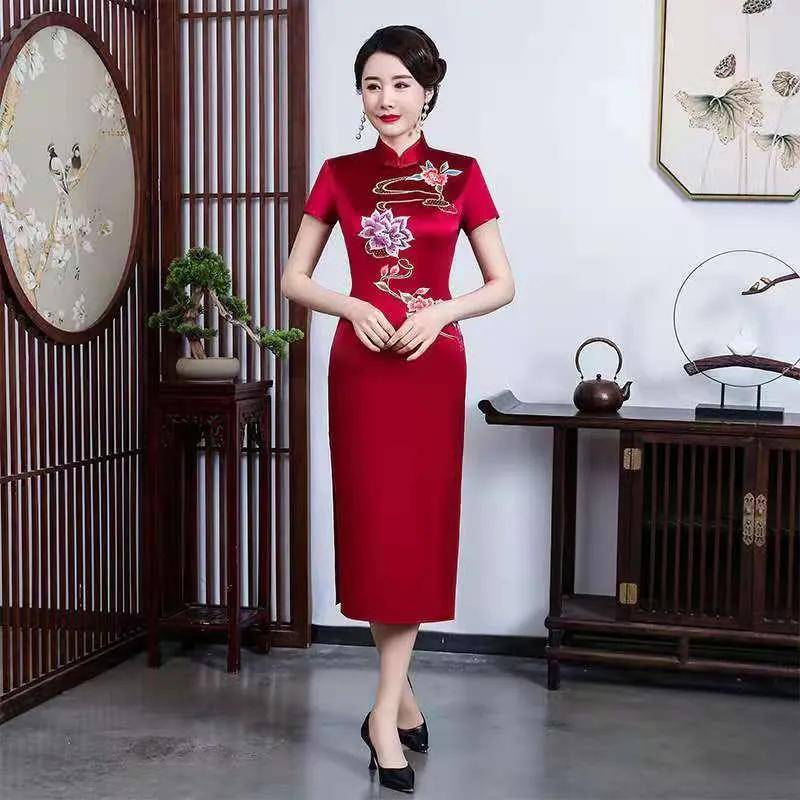 用餐|旗袍美在韵味不只是表现在穿着特体，更在于气质端庄，雅在仪态！