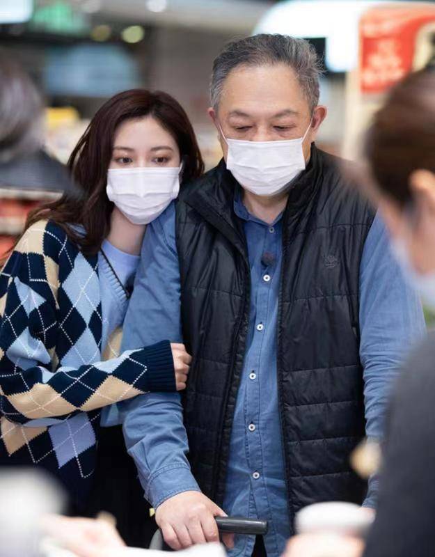 气息|宋妍霏又“火”了,红色衬衫搭配牛仔裤利落时髦,复古又有气场