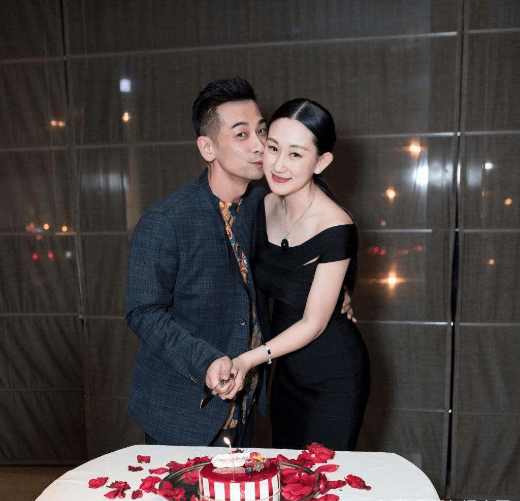 黑色|赵文卓就算牵着老婆，感觉也是一脸正气，张丹露风衣下，黑丝真俗