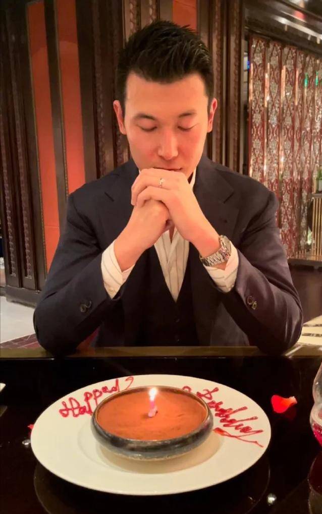 朱珠|门不当户不对！朱珠夫妇婚后首次同框，老公穿西装配围巾一脸骄傲