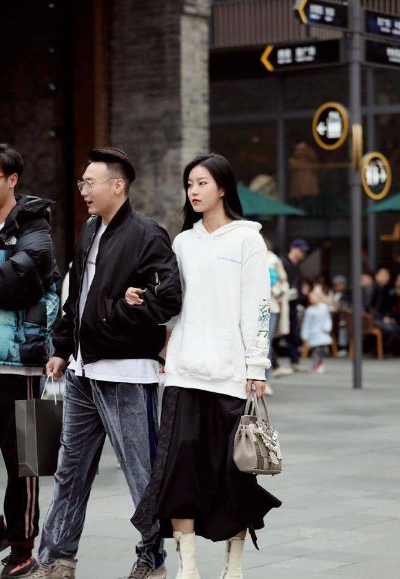 关键|开春火了一种穿法，叫“裙子+外套”，时髦又高级，关键还显气质