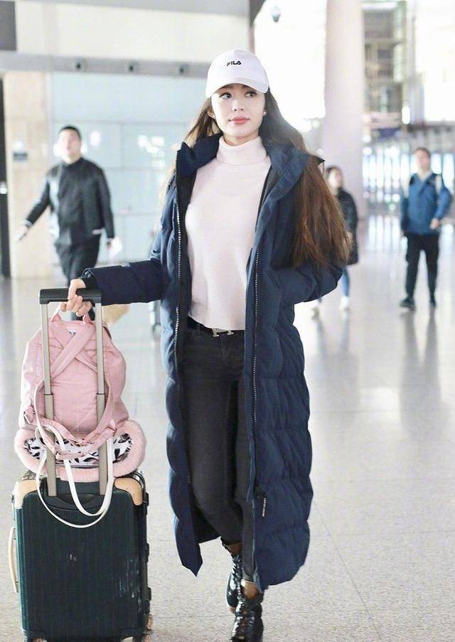 李宇春|吉娜“乳白”内搭配羽绒服，简单好看，李宇春为个性穿“断臂装”