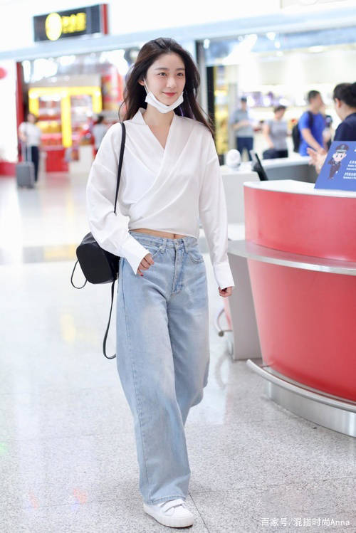 面料|倪妮走机场好奢侈，13780衬衫配牛仔裤显时髦，踩7700鞋气场好强