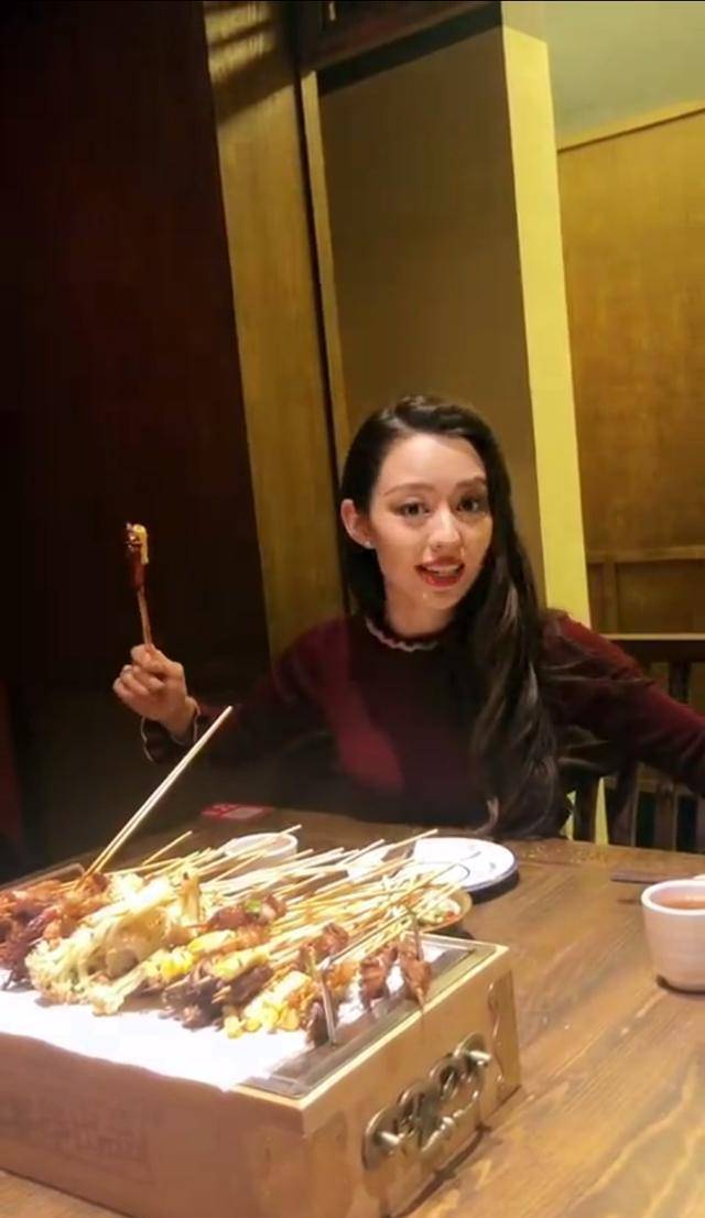 短裙|吉娜从不吝啬秀身材，穿红色套头衫配“宝石短裙”，反手摸肚脐