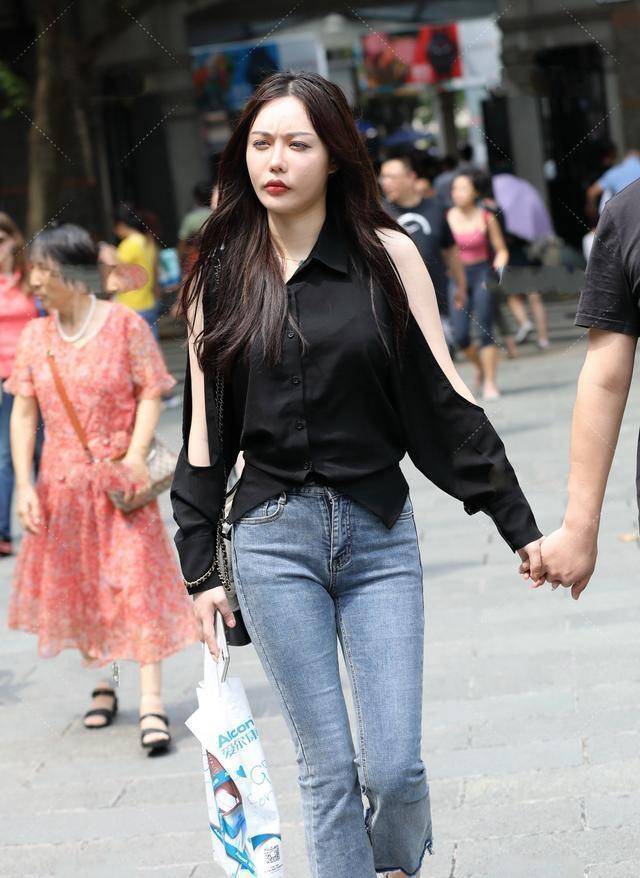 黑色|黑色日系长袖搭配蓝色青春打底裤，秀出身材，又瘦又美