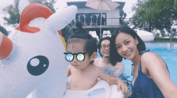 泳池|陈意涵官宣怀二胎晒泳池照，女人对二胎的态度，反映了老公的好坏
