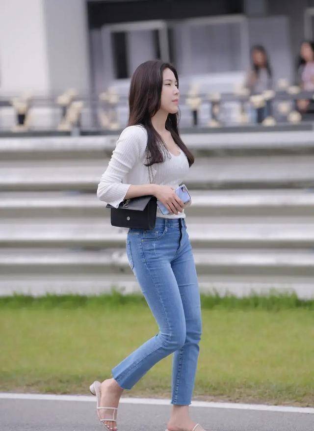 黑色|黑色八分打底裤搭配绿色包包，搭配花样百出，大秀迷人身姿