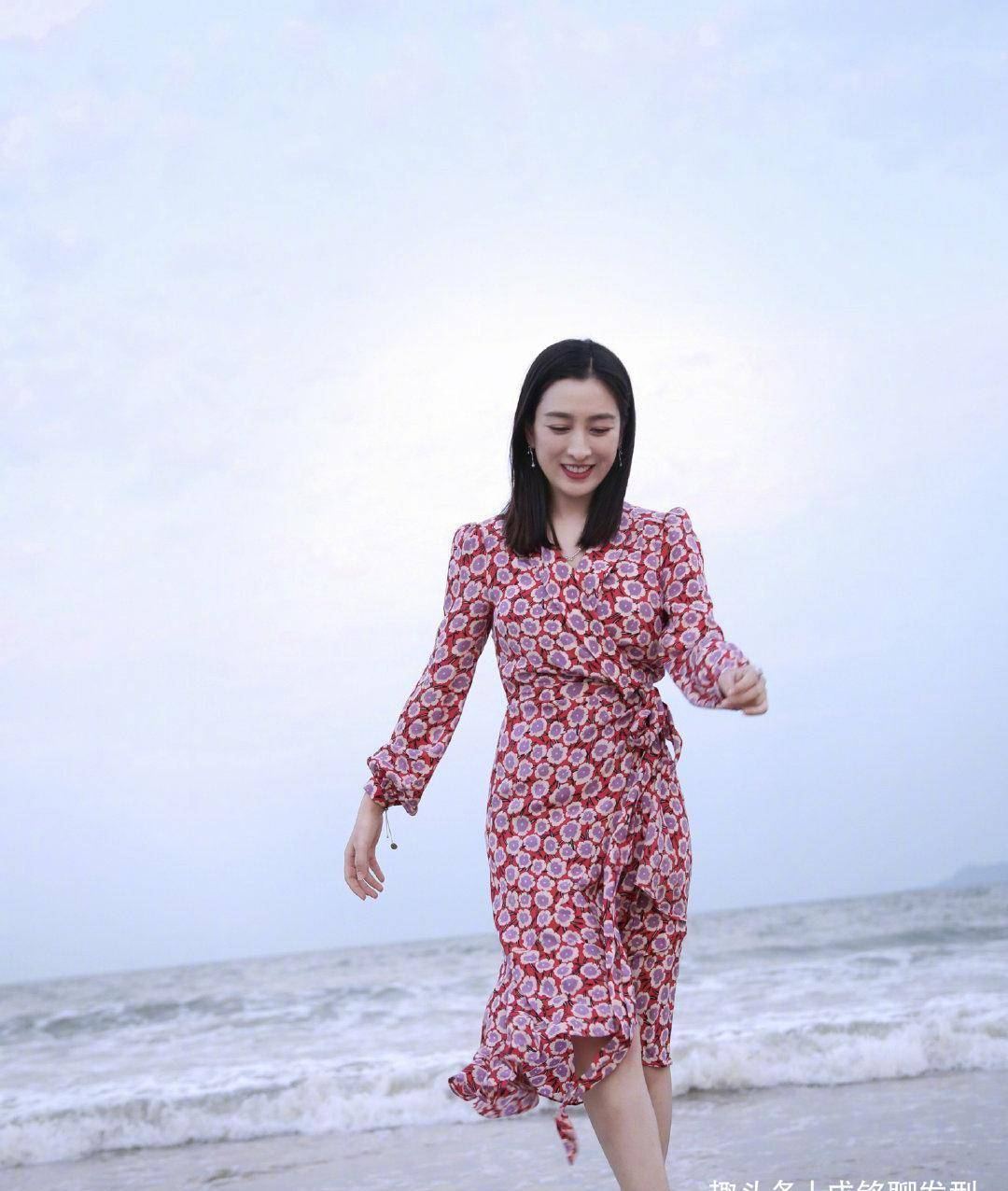 设计|马苏晒海边美照，红色碎花连衣裙甜美又显身材，黑直发更有女人味
