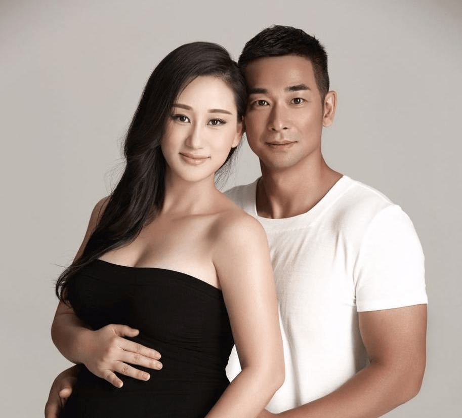 黑色|赵文卓就算牵着老婆，感觉也是一脸正气，张丹露风衣下，黑丝真俗