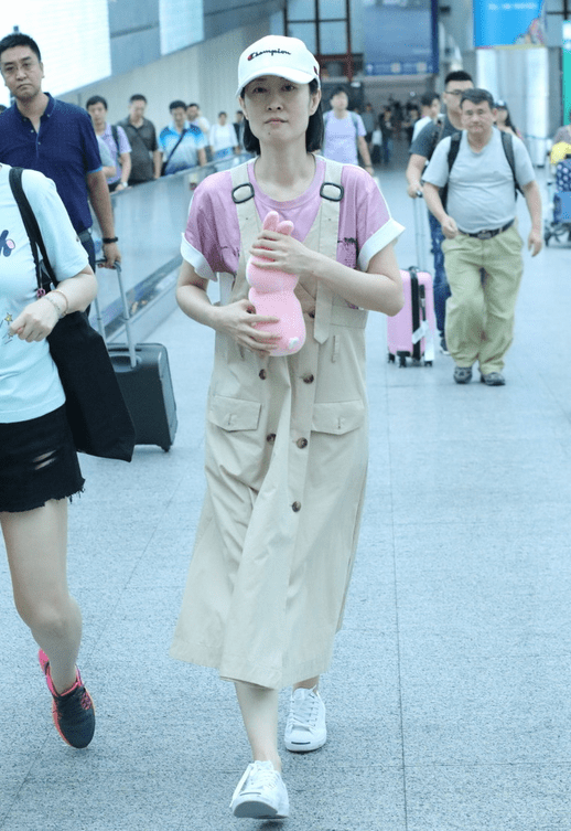 卡通|刘敏涛才是扮嫩高手，黄色卡通T减龄又洋气，差点忘了她是阿姨辈