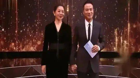 身材|倪萍为美也舍得破费了，一条项链18万，瘦出新高度走嘻哈风也很美