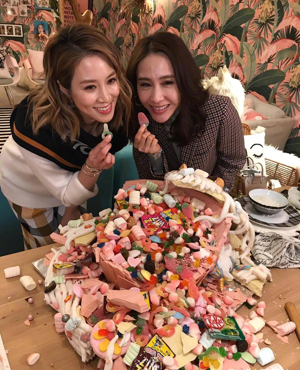 廓形|黎姿罕晒全家福,紧贴大16岁老公好甜蜜,首晒仨女儿正脸都像爸