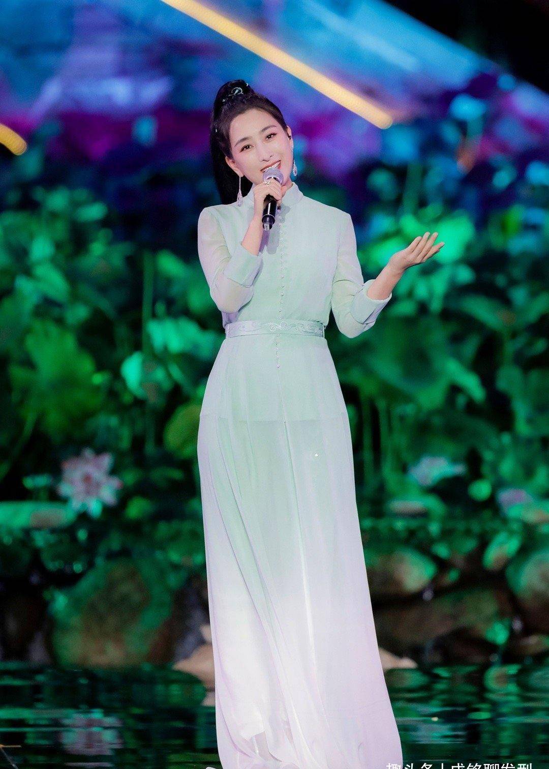 设计|马苏晒海边美照，红色碎花连衣裙甜美又显身材，黑直发更有女人味