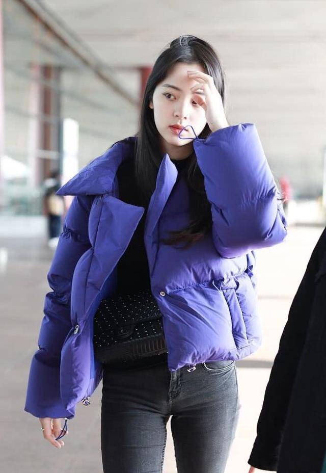 李宇春|吉娜“乳白”内搭配羽绒服，简单好看，李宇春为个性穿“断臂装”