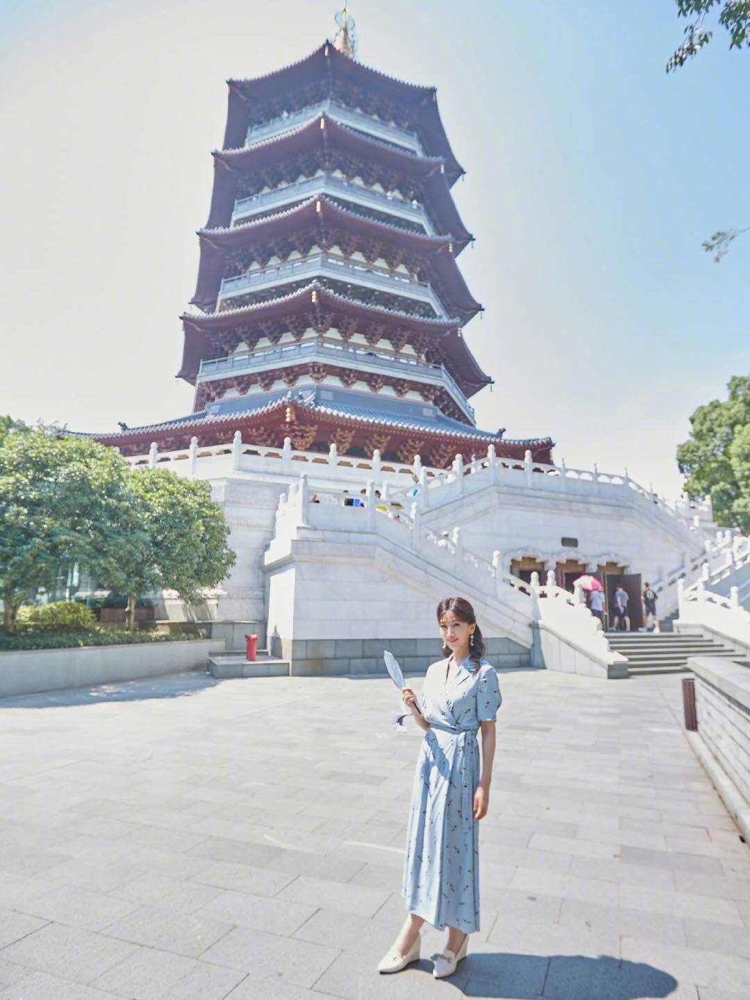 赵雅芝|赵雅芝不愧美了一个年代,打卡雷峰塔留念,还是当年的“白娘子”
