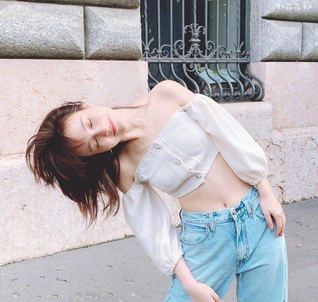 服装|36岁吴昕晒蛮腰！穿一字肩配浅色牛仔裤，上秀锁骨下秀“少女”腹
