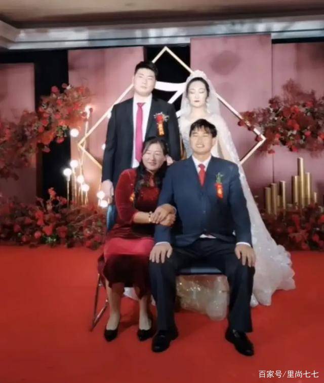 大衣|大衣哥儿媳正脸曝光，仪态出挑太像婆婆，两亲家母穿旗袍抢风头