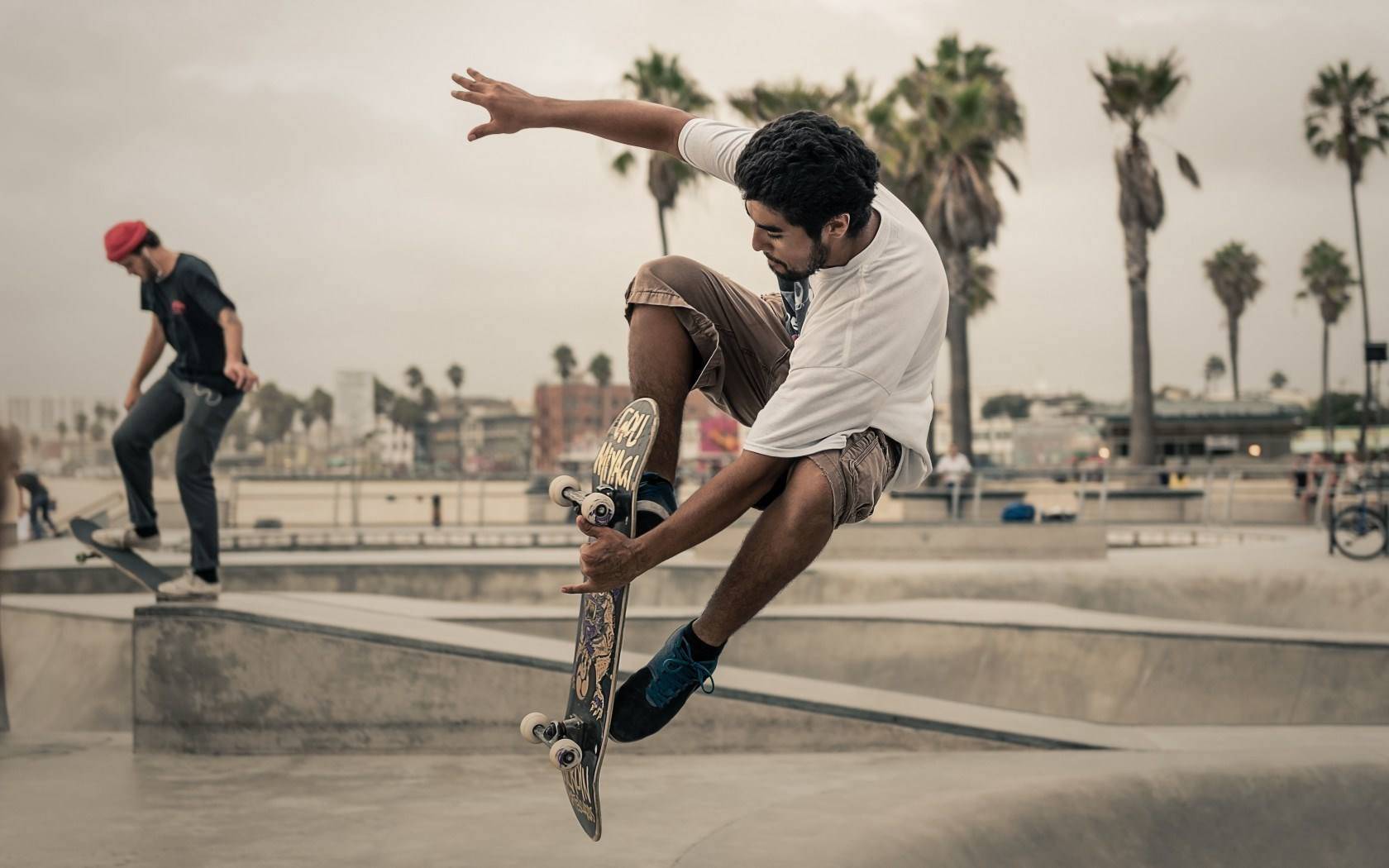 海钓和潜水;有的喜欢极限运动,徒手攀岩或跳伞;有的喜欢时尚服饰,街拍