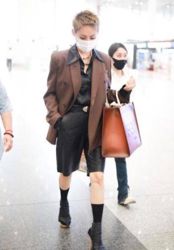 宁静|宁静霸气现身机场，一头短发配西装短裤，看来飒爽风格很适合她