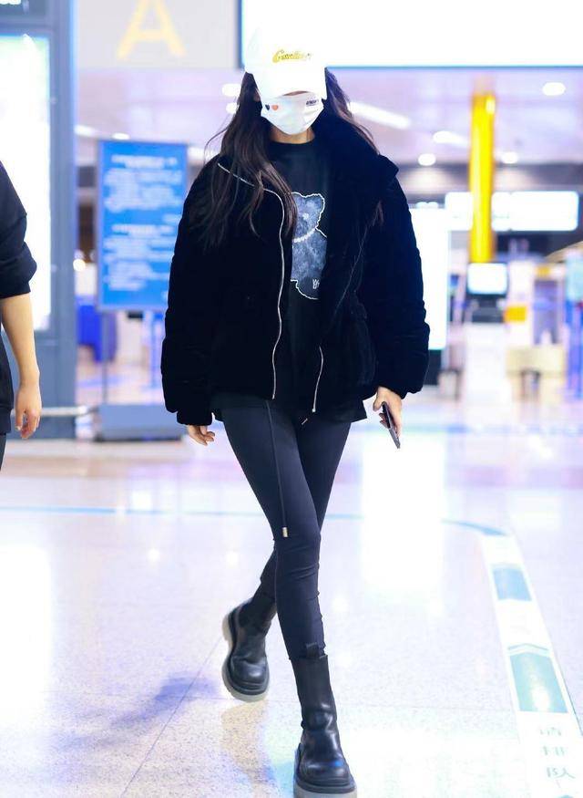 公主|Baby扮精灵公主!裹蓝裙秀蚂蚁腰，穿拖鞋踩纸箱曝光真实身高