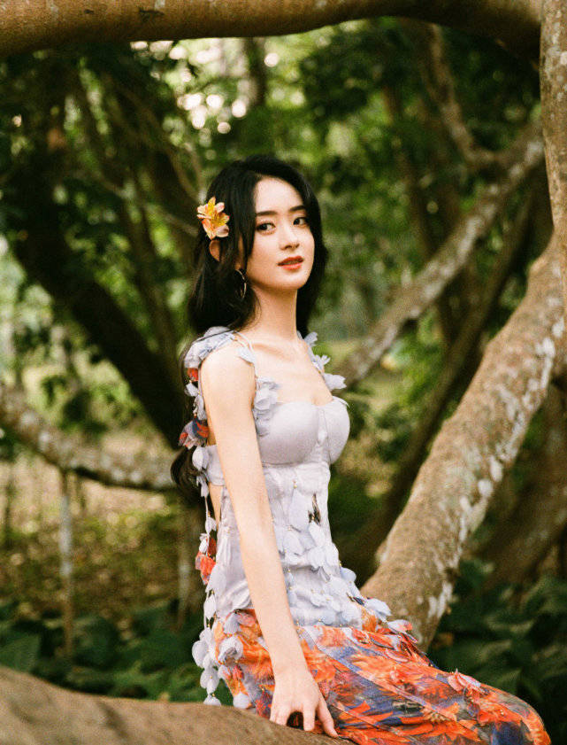 赵丽颖|赵丽颖穿搭愈发大胆起来！穿孔雀裙竟开叉到臀部，戴小花美成花魁