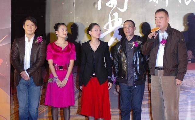 女生|陈红也难逃中年发福，穿波点红裙配黑丝袜扮嫩，身材却有点饱满