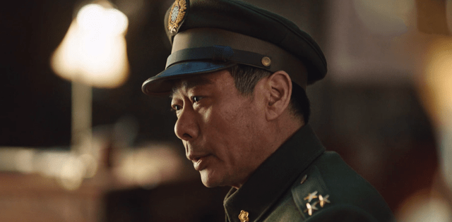 大决战镜头的细节处理让王劲松诠释出了角色的穷途末路