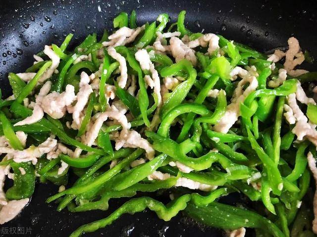 做法|做湖南名菜辣椒炒肉，先炒肉还是辣椒？学会正确做法，滑嫩又入味