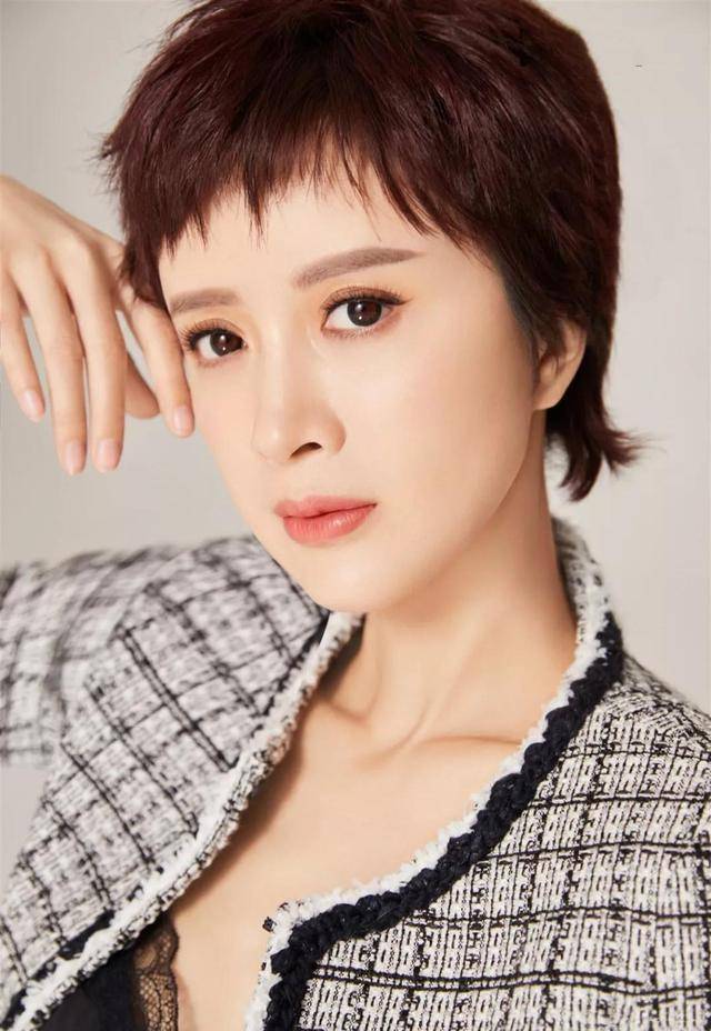 颜色|金巧巧为女儿庆生!7岁女儿寸头像假小子,她自己却穿得像小公主