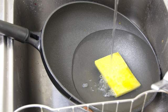 怎么样挑选不粘锅 2f9f4ae1336c4cccaa225705465872ba.jpeg