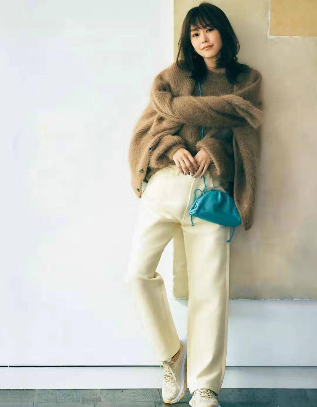 女生|早夏最适合针织衫，想要穿出日杂风效果，选款和搭配都要有技巧