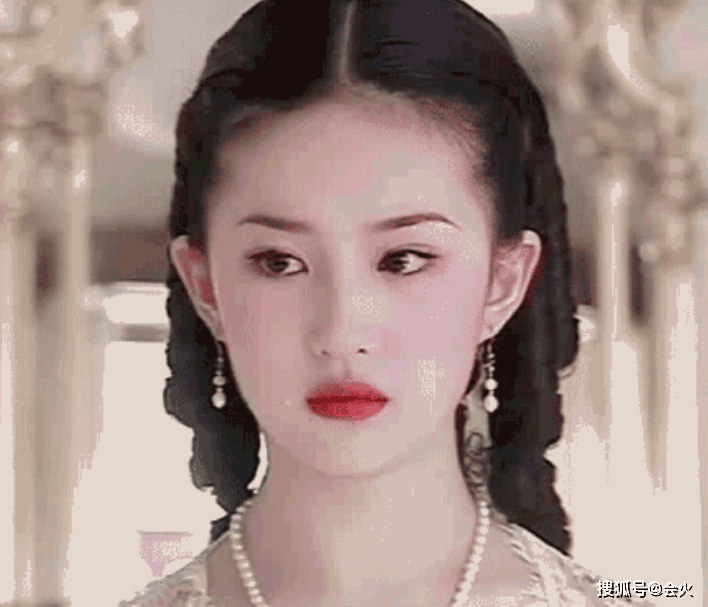 长裙|刘亦菲深夜与好友聚餐，穿宽松长裙身材比例五五分，双腿白皙粗壮