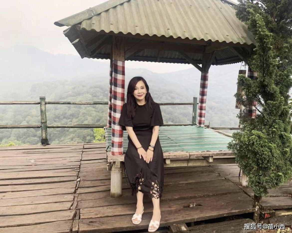 黑色|陈松伶真是被张铎宠成小女孩了，穿白衬衫配半身裙，一点不像50岁
