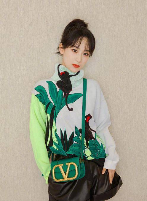 毛衣|杨紫也高调！穿“鸳鸯袖”毛衣配短裤，16400的包背出小女生气质