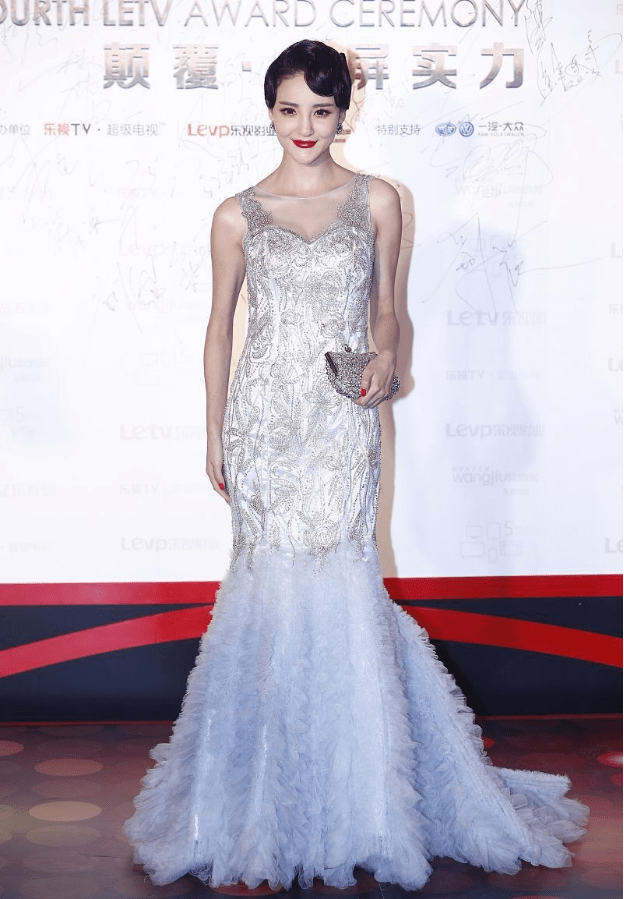 刘雨欣|刘雨欣的时尚太难理解，复古造型美艳大方，穿的裙子却显得腰粗