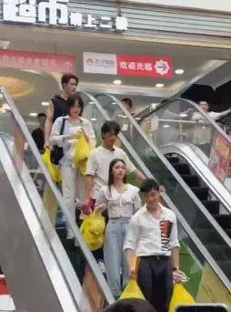 显得|孟晚舟近照曝光!造型优雅戴电子镣铐让人心疼,妹妹上综艺超潇洒