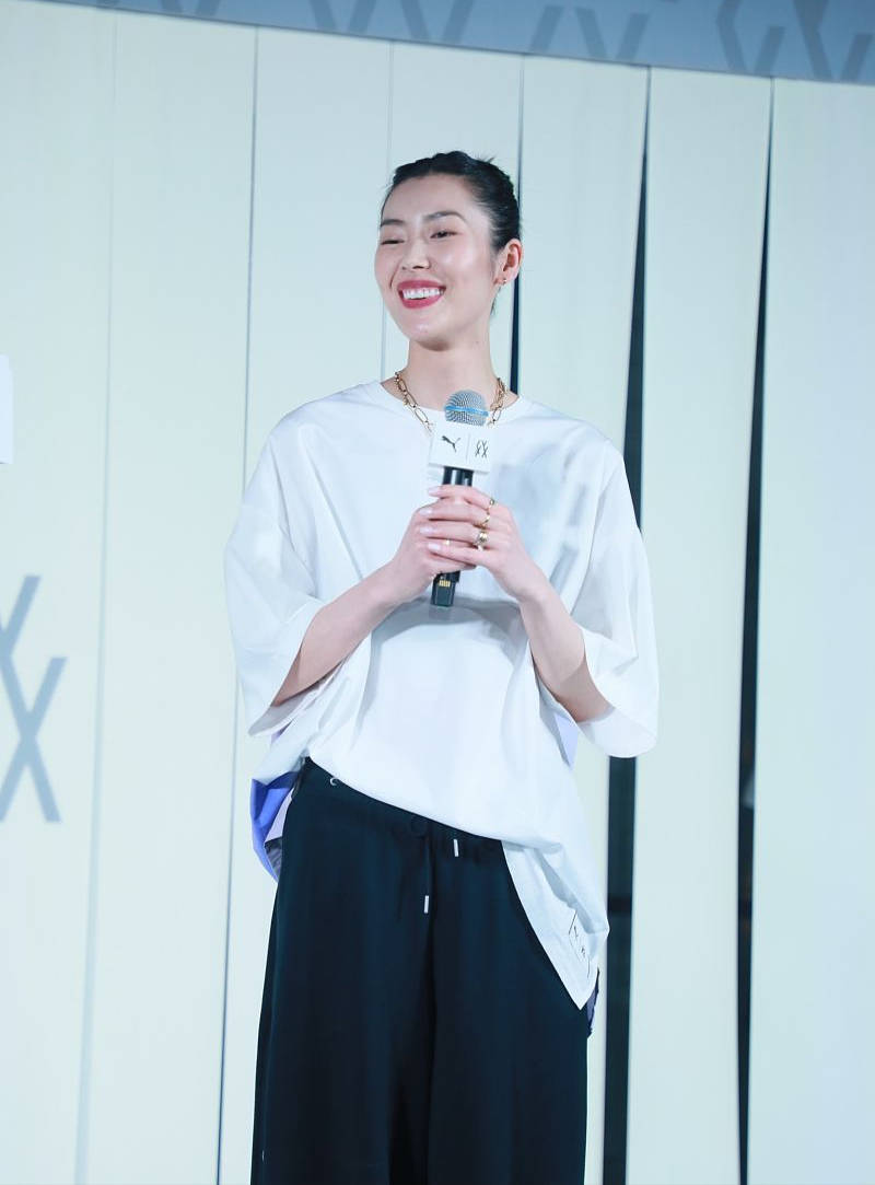 显得|刘雯穿出了自己的特色，把针织开衫“塞进”裤腰里，干练又显腿长